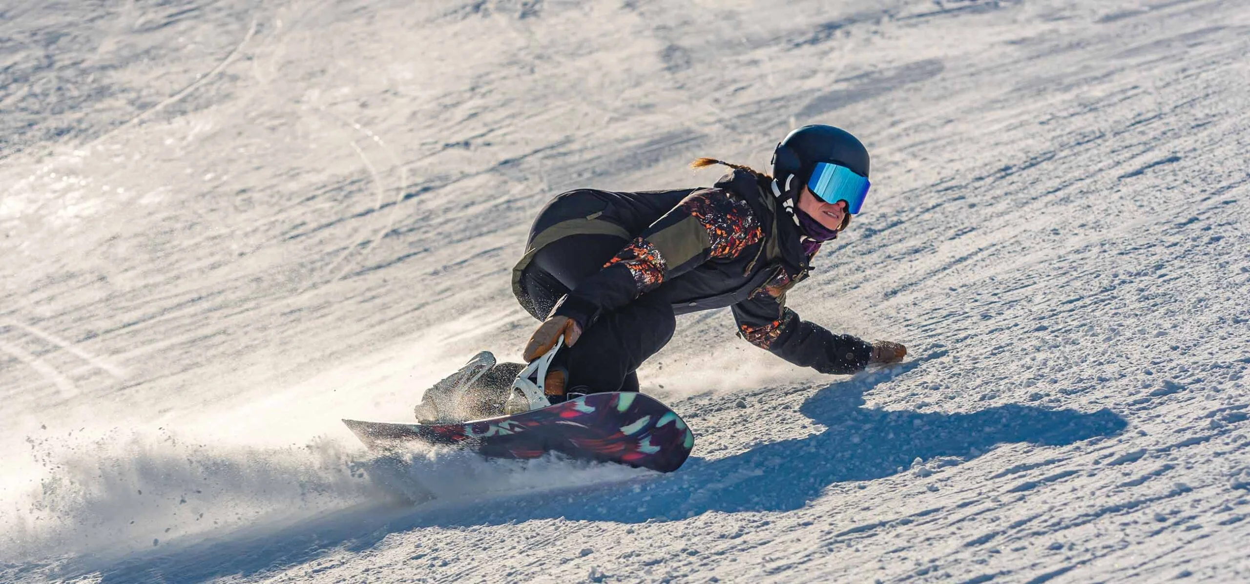 1closeup-female-snowboarder-motion-snowboard-mountain 1closeup-female-snowboarder-motion-snowboard-mountain